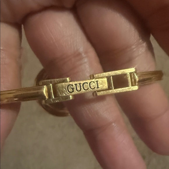 Good as New Gucci bessel Watch comes with certificate and 12 ring - Picture 6 of 6